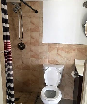 5th image of 701 Collins Ave APT 4F