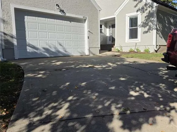 9704 N Locust Dr, Kansas City, MO 64155