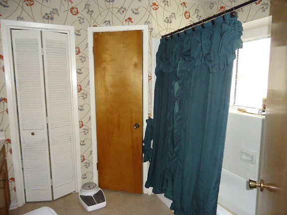 4th image of 904 Taos Dr