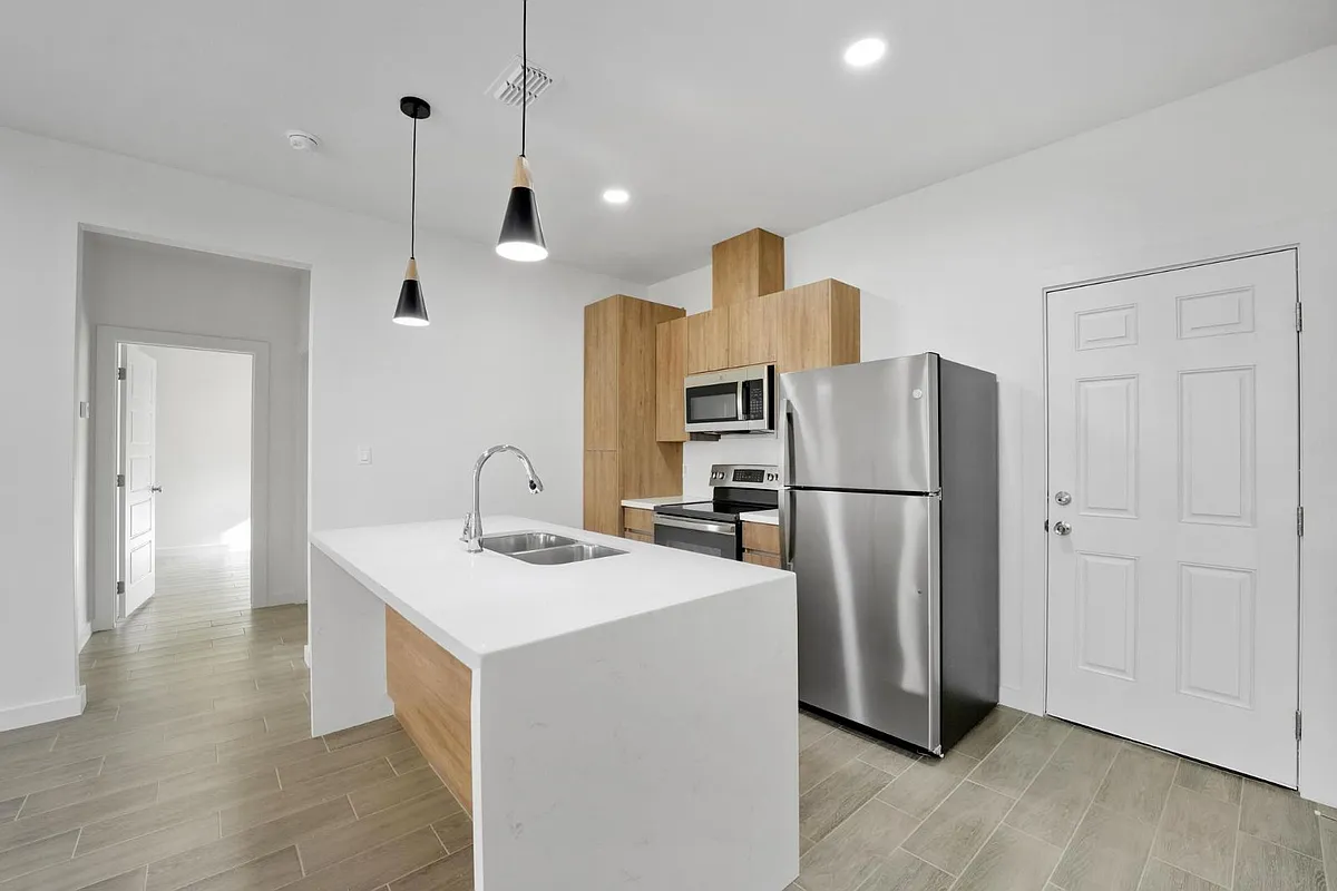 Building Photo - 1402 W Platinum Dr #4