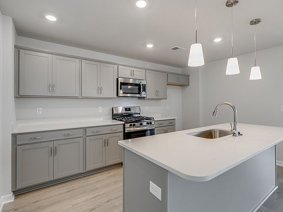 5th image of 510 Silverbow Dr