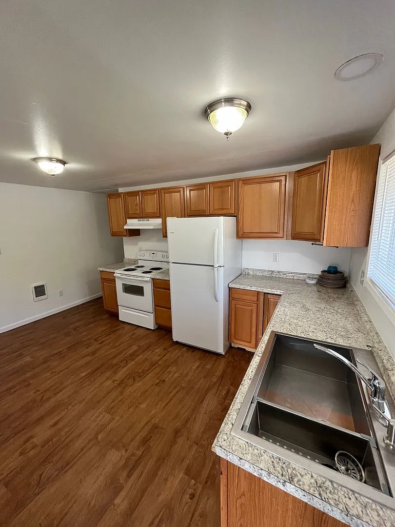 557-559 E Broad Ave Owner Selling — Photo 3