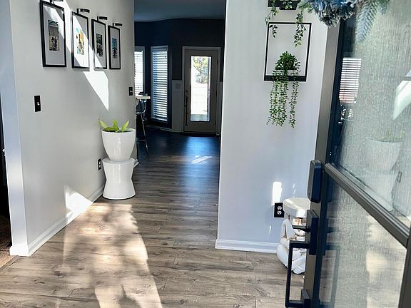 4th image of 405 Caxton Ct SW