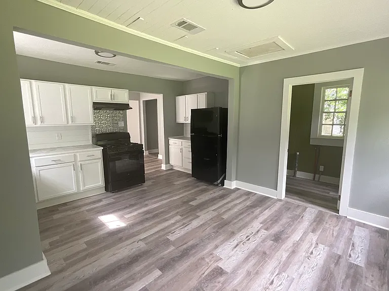3222 Laurel St — Photo 3