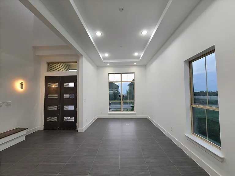 2812 Almanzor Ave — Photo 2
