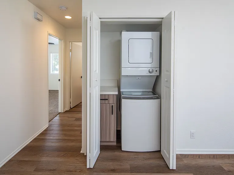 Gorgeous huge units in premier location! ASK ABOUT OUR MOVE-IN SPECIALS!! — Photo 40