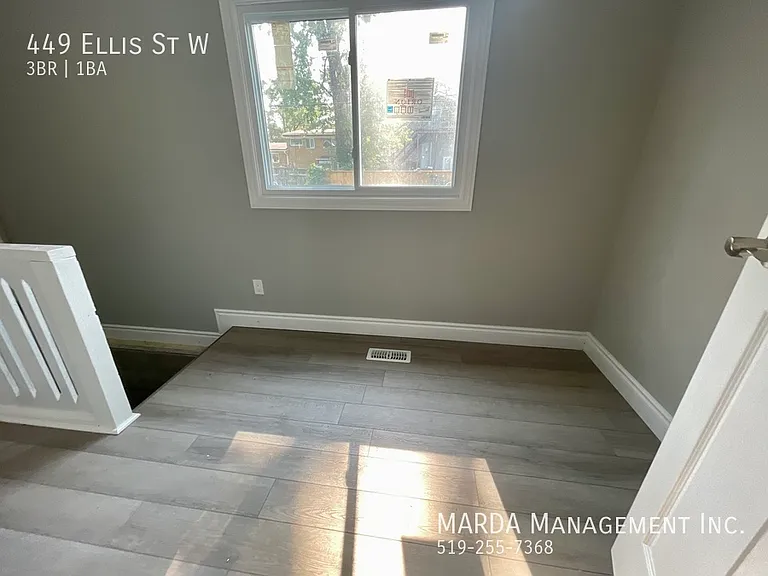 449 Ellis St W — Photo 16