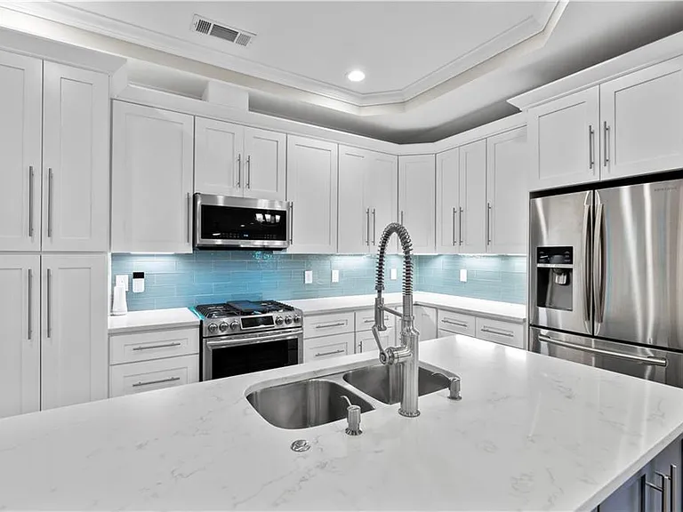 1841 Gainsborough Dr — Photo 11