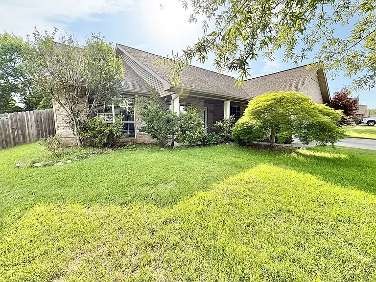 1105 Mercer Dr — Photo 3