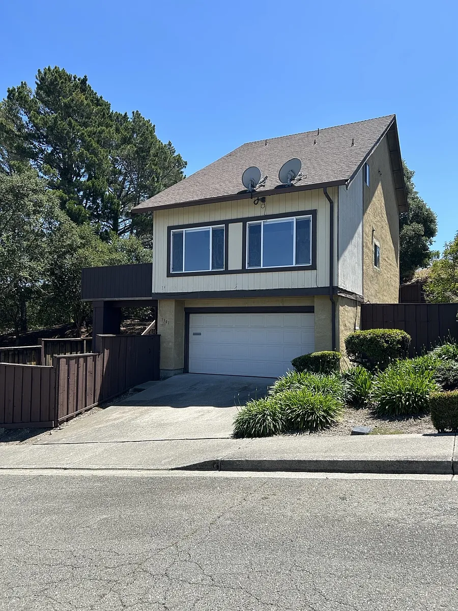 Building Photo - 1301 Lewis Ln