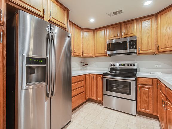 5th image of 600 S Abel St Unit 323