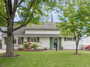 42 Nightingale Ln, Levittown, PA 19054