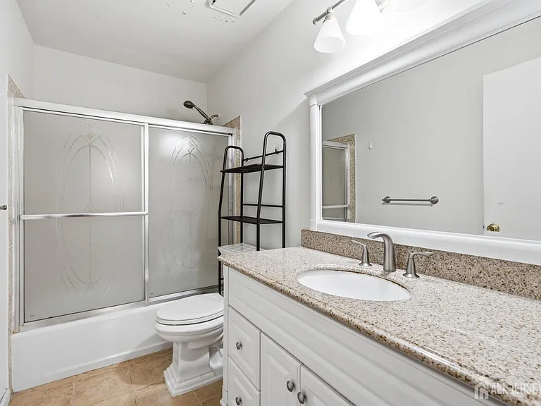 334 Lancaster Ct — Photo 18