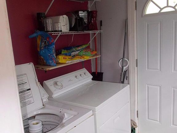 LAUNDRY ROOM FIRST FLOOR