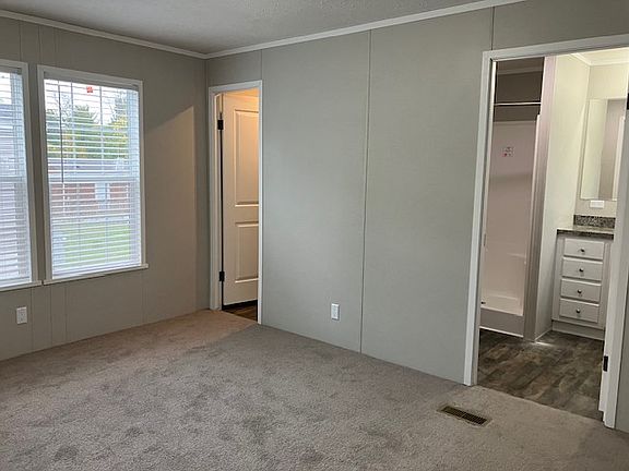 4th image of 423 Lazy Branch Dr