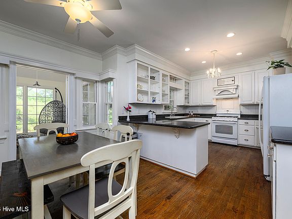 4th image of 906 Leeward Drive