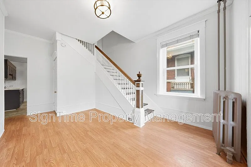 3 bed, 1.0 bath, 1600 sqft, $2,050 — Photo 2