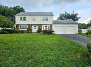 9 Maureen Ln, Stony Brook, NY 11790