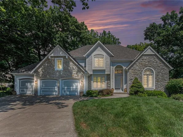 5527 NW Oakdale Pl, Parkville, MO 64152