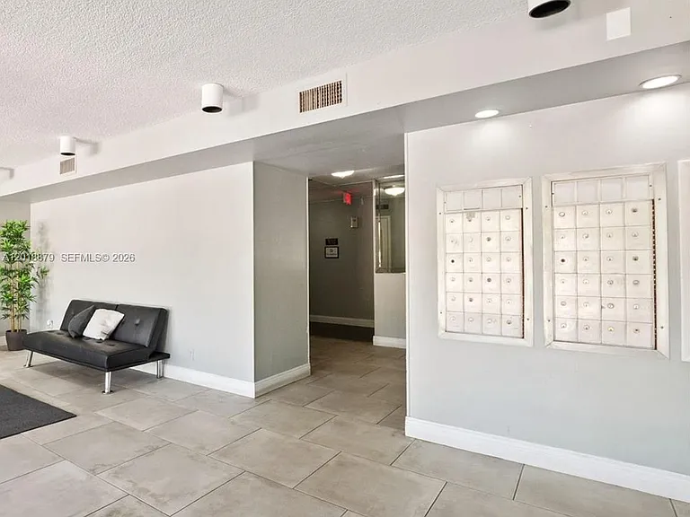 2771 Taft St #411 — Photo 4