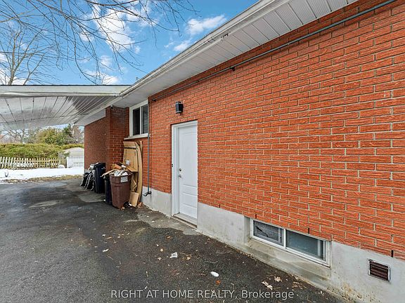 3rd image of 1274 Cobden Rd E