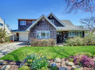 51 Link Ln, Hicksville, NY 11801