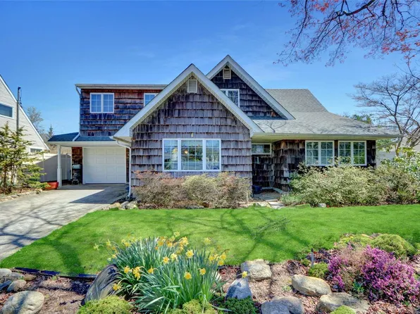 51 Link Lane, Hicksville, NY 11801