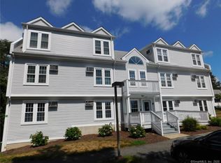 82 Sunset St APT 70, Waterford, CT 06385
