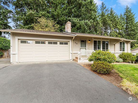 4th image of 619 NE Conifer Drive