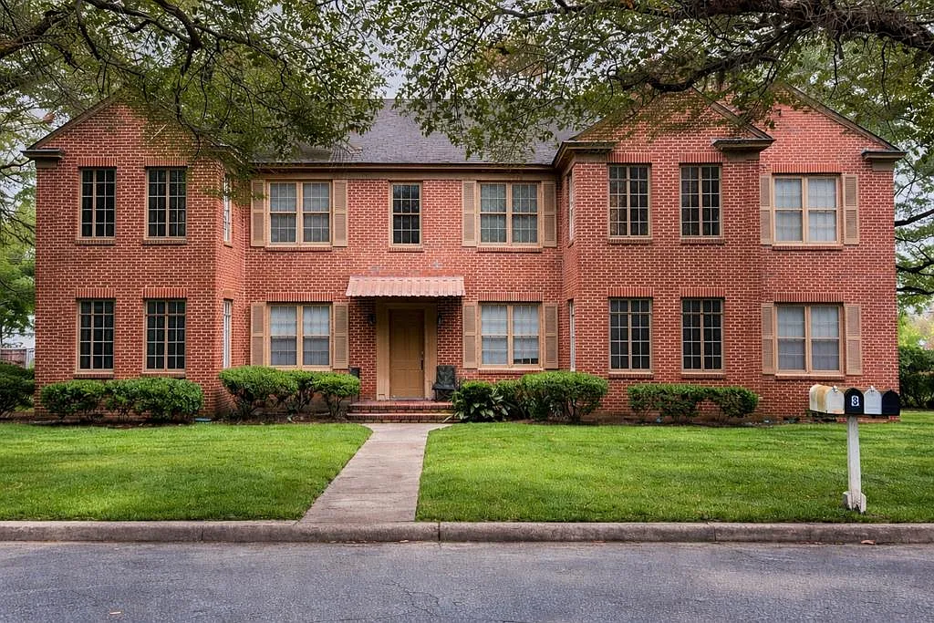 2 bed, 1.0 bath, 1300 sqft, $875 — Photo 1