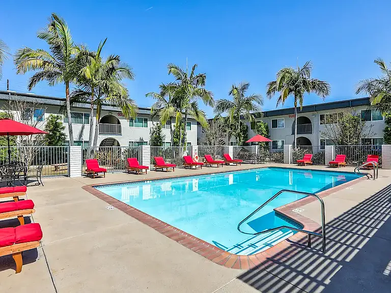 900 Side Pool