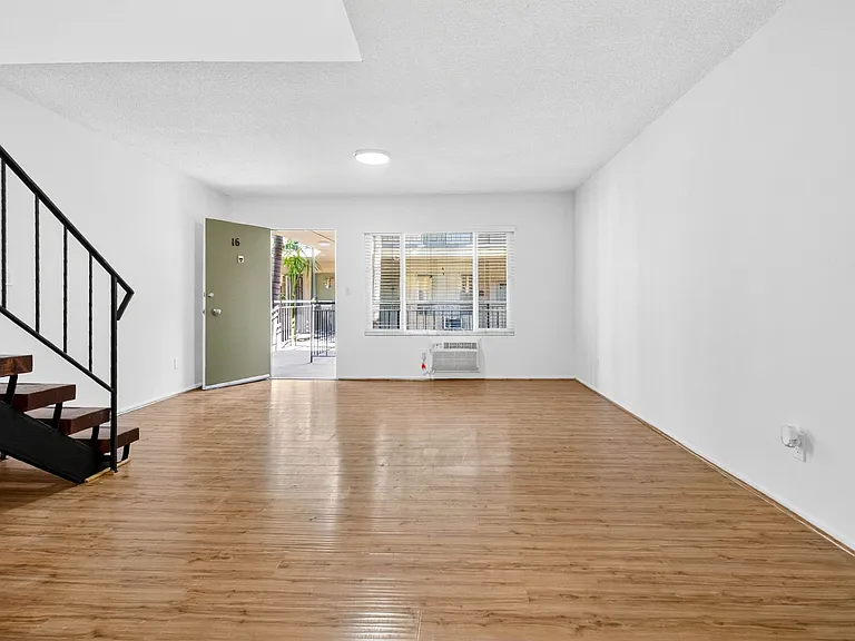 21736 Roscoe Blvd — Photo 7