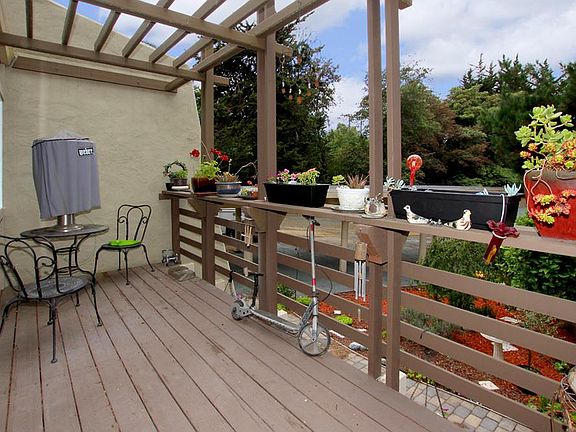 5th image of 379 Sandalwood Dr