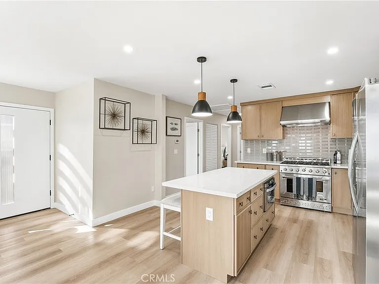4523 Lexington Ave — Photo 11