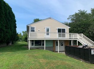 60 Maplewood Rd, Middletown, RI 02842
