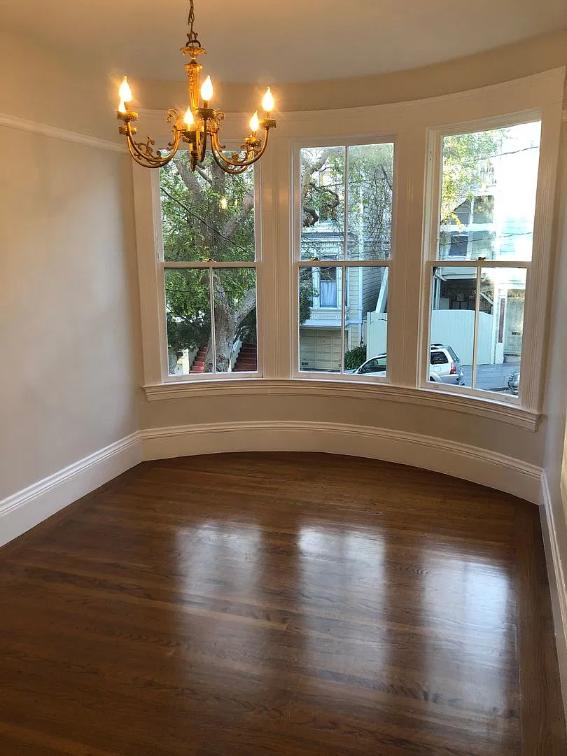 Big flat w/high ceilings, hardwood floors, washer/dryer in unit, 1 car garage included! — Photo 3