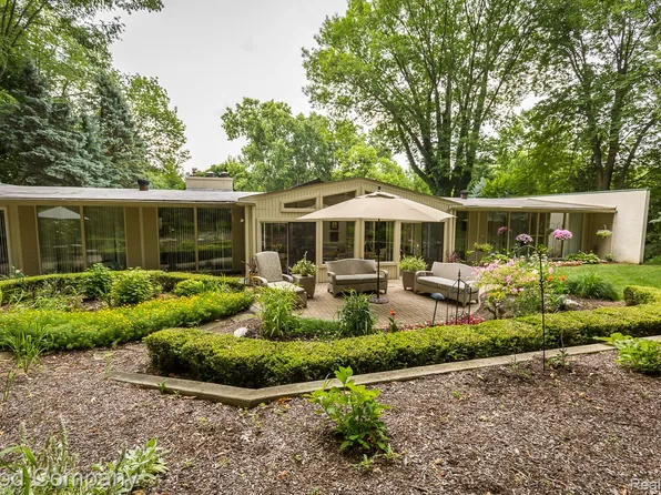 3788 Crestlake Dr, Bloomfield Hills, MI 48304