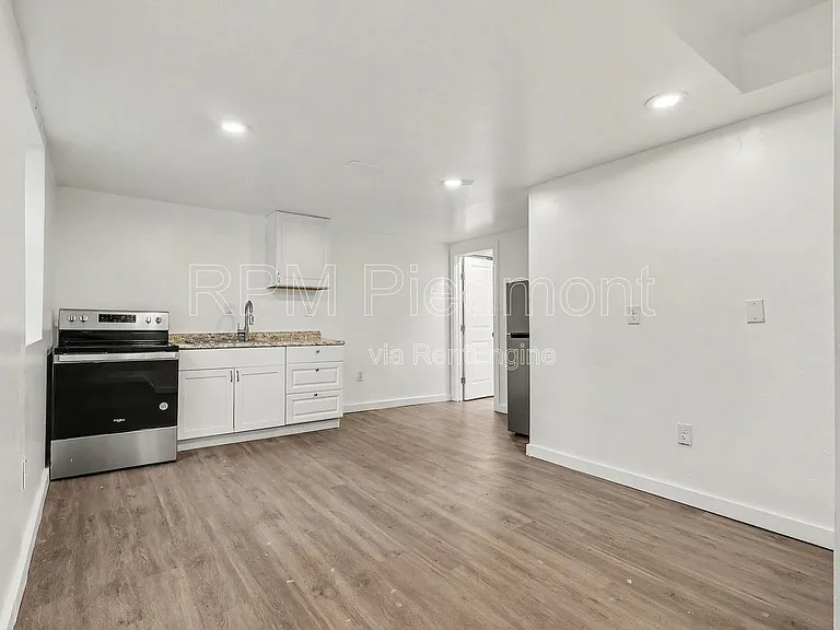 2496 Lester St #A — Photo 4
