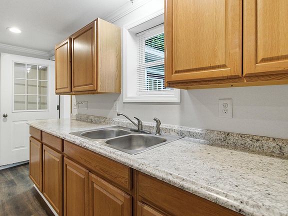 5th image of 8536 Douglas Rd