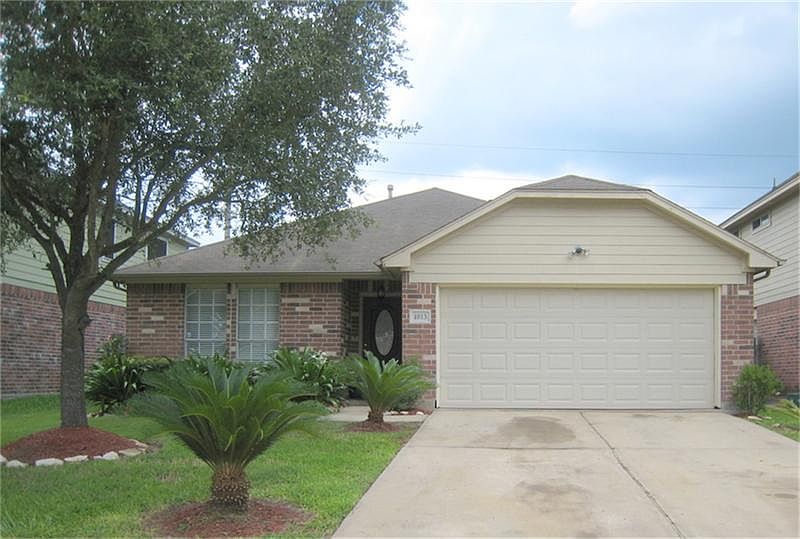 Beautiful Home , 3 Bedrooms, 2 Bathrooms. 1,751 sqf built 2001.