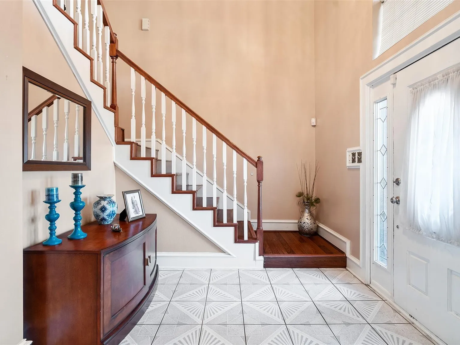 4 bed, 2.5 bath, 2620 sqft, $2,600 — Photo 2