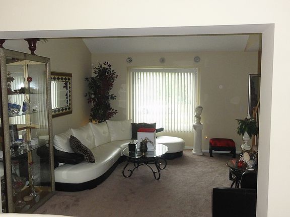 5th image of 42294 Oakland Dr