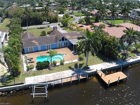 Deep water right on the Caloosahatchee River