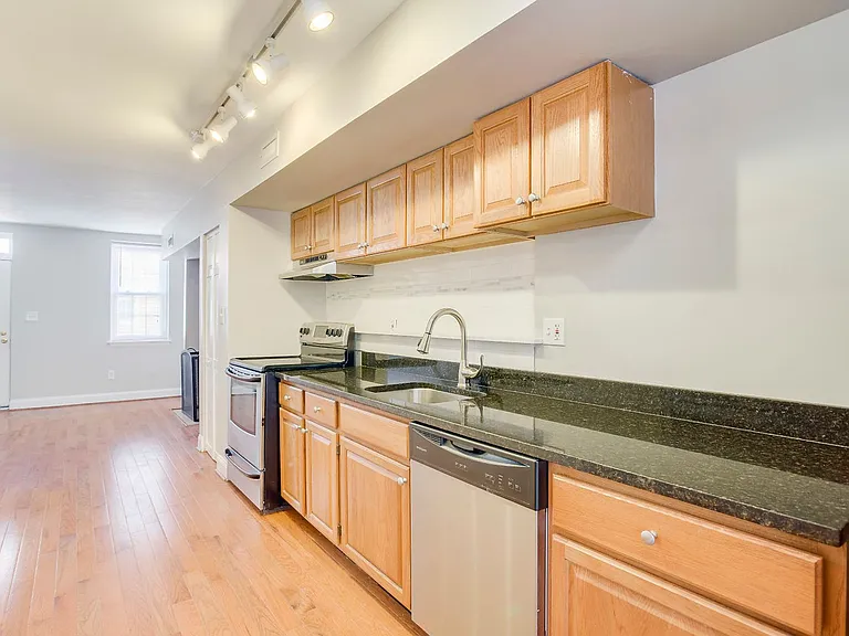 7 E Hamburg St — Photo 12