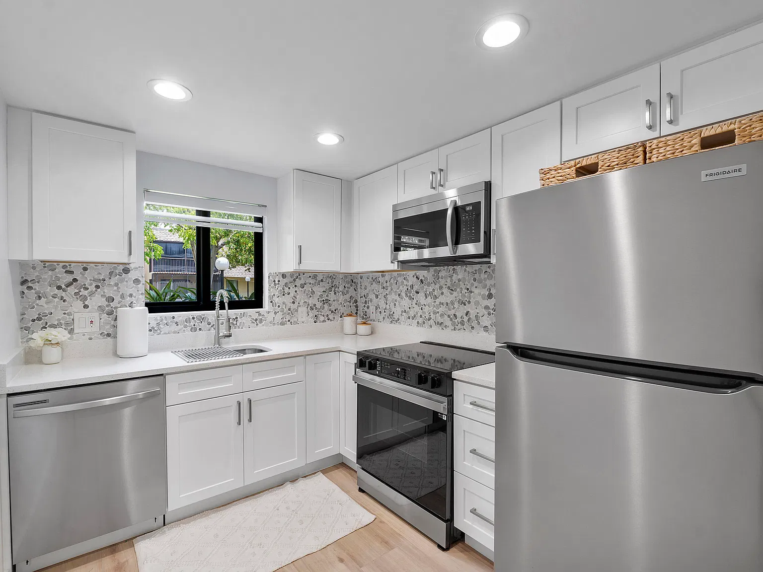2 bed, 2.0 bath, 905 sqft, $2,200 — Photo 1