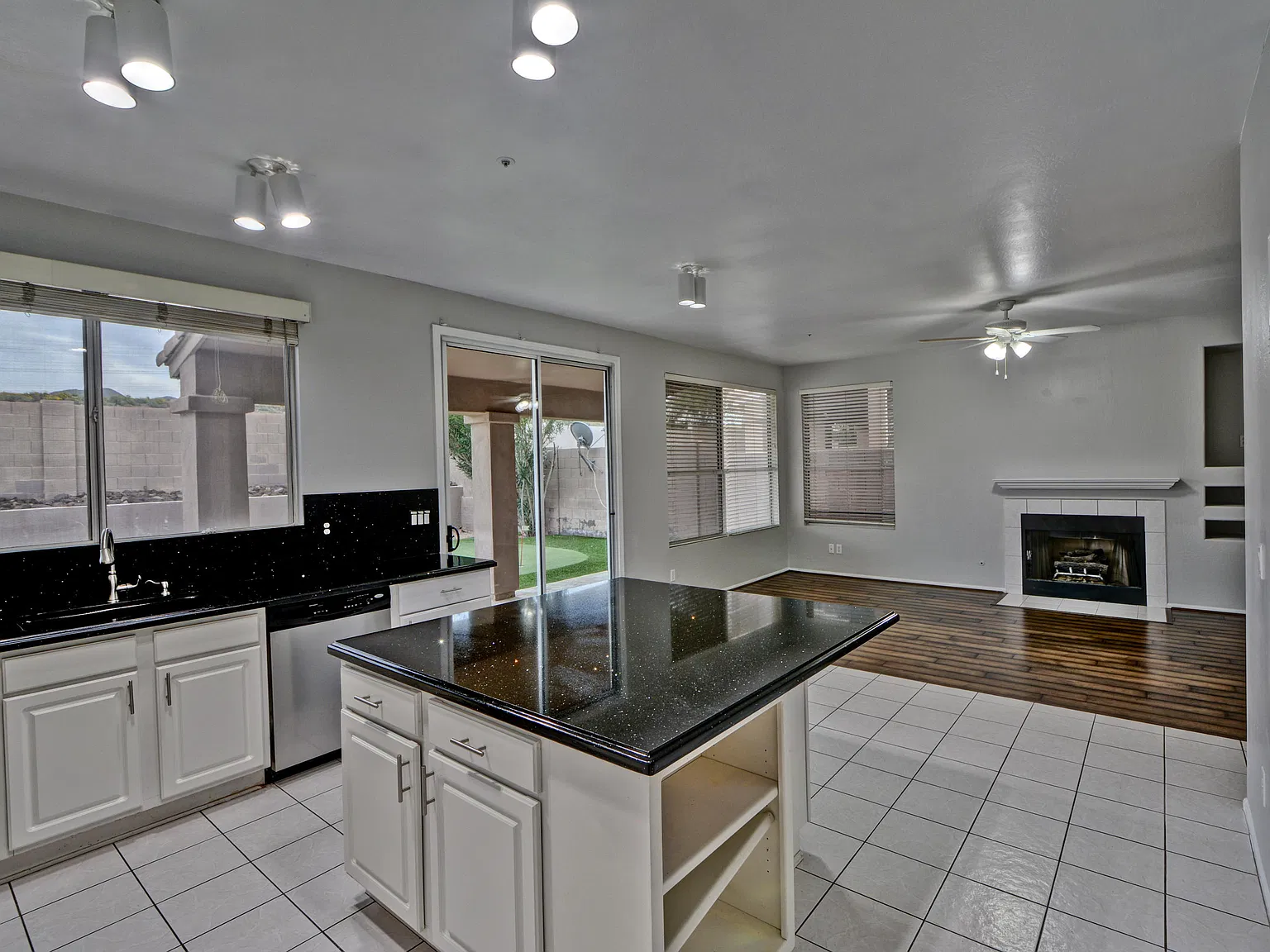 4 bed, 3.0 bath, 2440 sqft, $4,100 — Photo 3