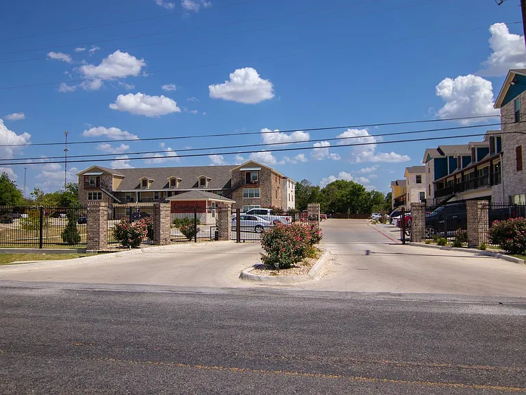 Creekside Apartments — Photo 9