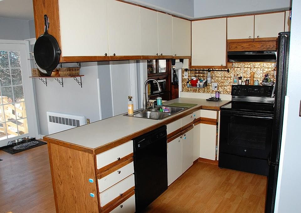 2nd image of 82 Chestnut St