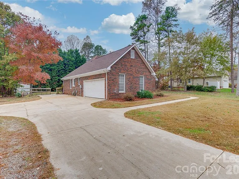 136 Trollingwood Ln — Photo 2