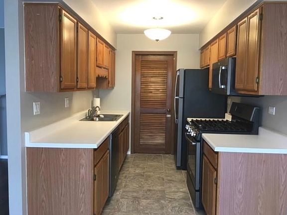 4th image of 527 Sandhurst Ln #527